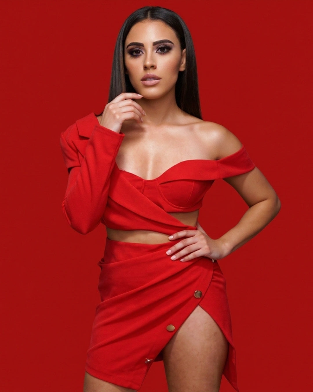Ornella — vestido rojo asimétrico con botones dorados