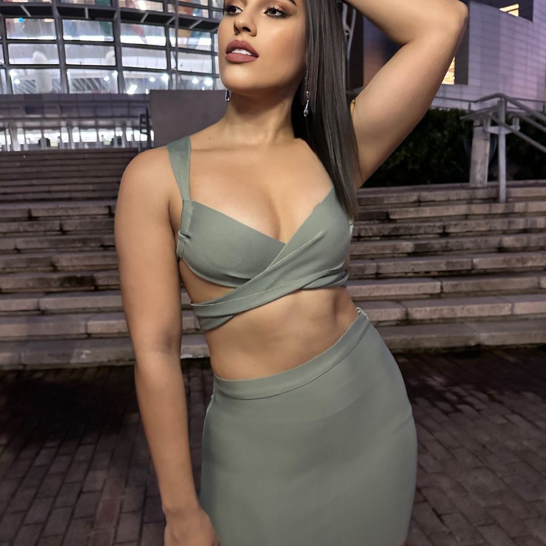set verde sage mujer
conjunto crop top y falda
ropa bandage ajustada
moda femenina elegante
look de noche chic
GV Boutique set
ropa para fiesta
outfit sexy sofisticado
tendencia moda mujer
set falda mini crop top