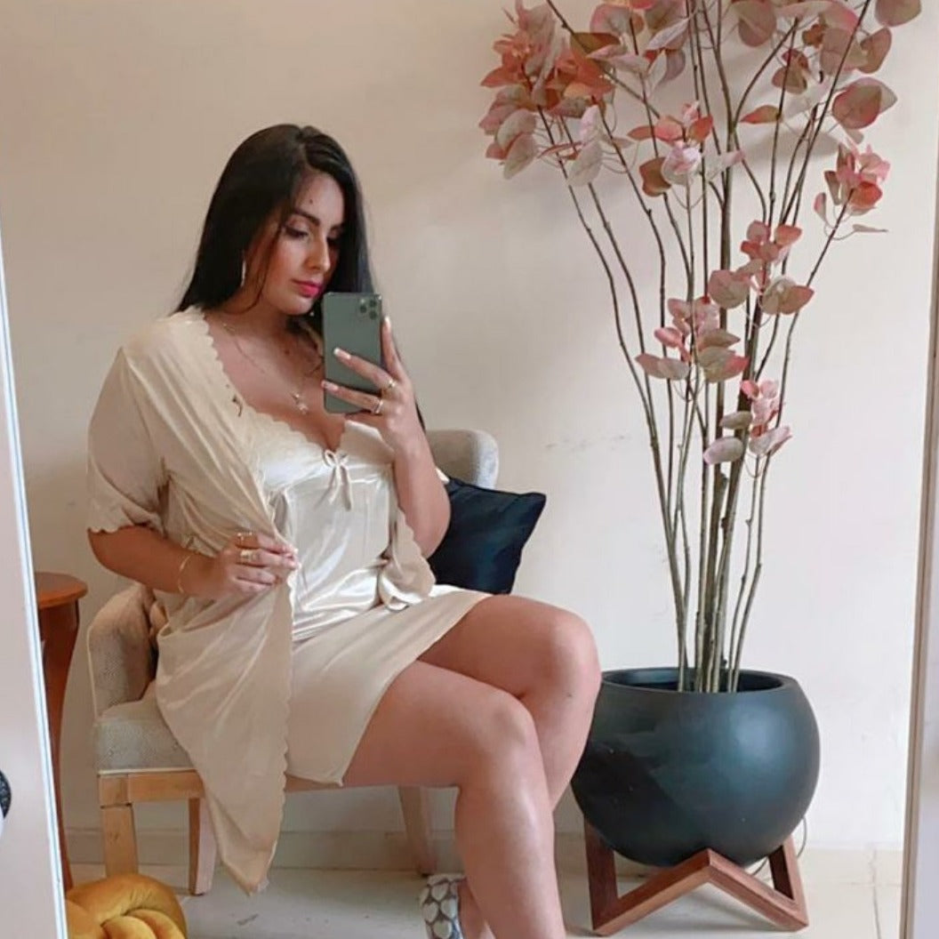 set satinado mujer
pijama elegante mujer
ropa para dormir satín
bata con encaje
lencería romántica
moda femenina 2025
pijama sexy satinada
GV Boutique
ropa para dormir mujer
regalo femenino elegante