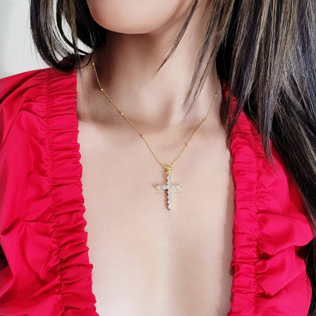 collar cruz
collar dorado
joyería elegante
GV Boutique
accesorios femeninos
collar con brillo
joyas modernas
estilo sofisticado
tendencia 2025
moda femenina