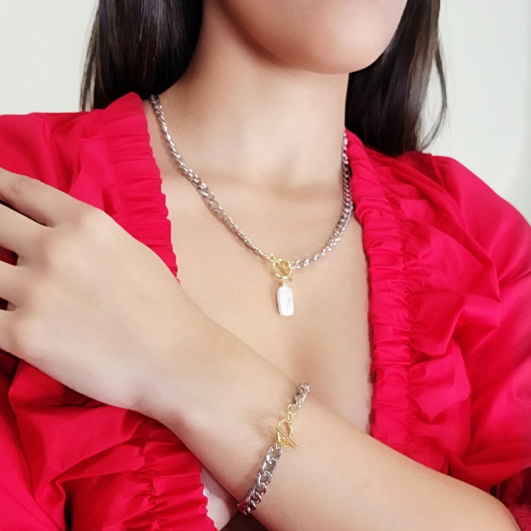 set de joyería
collar y pulsera
GV Boutique
joyería elegante
accesorios modernos
estilo sofisticado
set dorado y plateado
tendencia 2025
accesorios femeninos
joyería importada