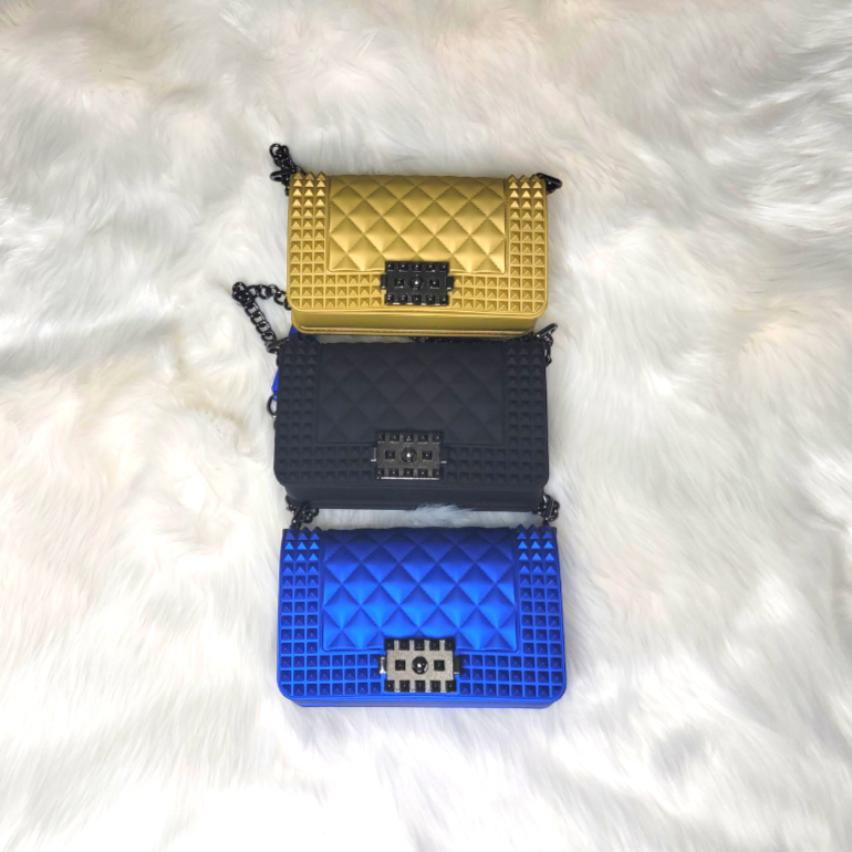 Bolso mini acolchado
Crossbody moderno
Bolso con tachuelas
Bolso con cadena
Accesorio de noche
Bolso negro mujer
Bolso dorado elegante
Bolso azul eléctrico
Moda femenina premium
GV Boutique