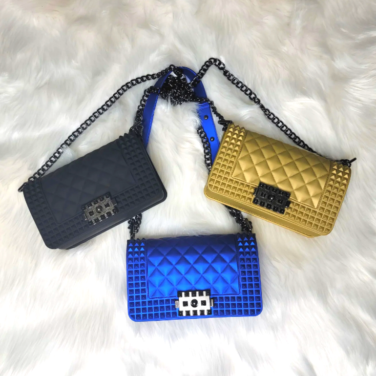 Bolso mini acolchado
Crossbody moderno
Bolso con tachuelas
Bolso con cadena
Accesorio de noche
Bolso negro mujer
Bolso dorado elegante
Bolso azul eléctrico
Moda femenina premium
GV Boutique