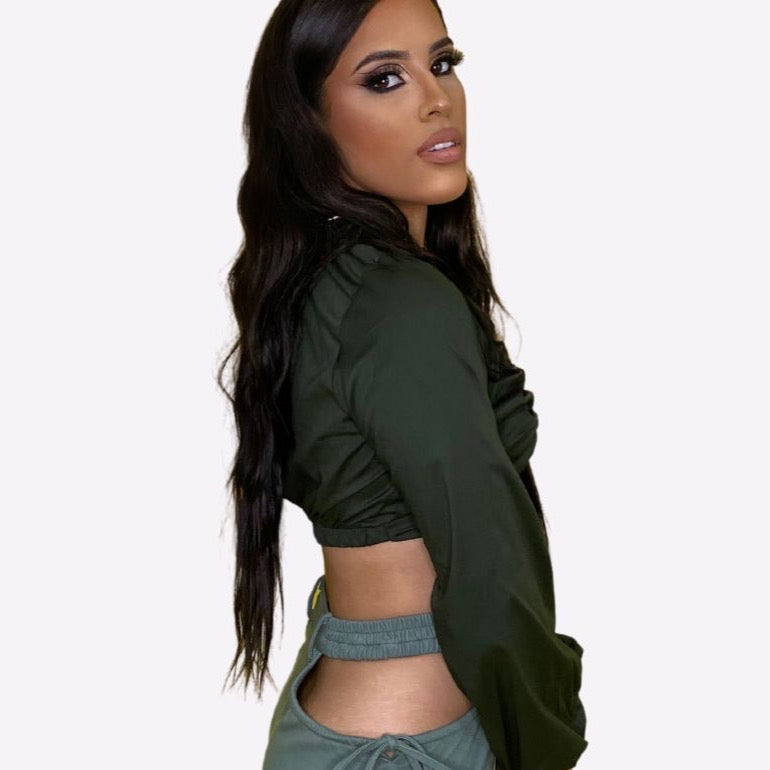 top corto mujer
crop top escote profundo
top con lazo frontal
blusa verde manga larga
ropa casual chic
crop top elegante
top sexy mujer
moda femenina moderna
top versátil casual
ropa mujer GV
