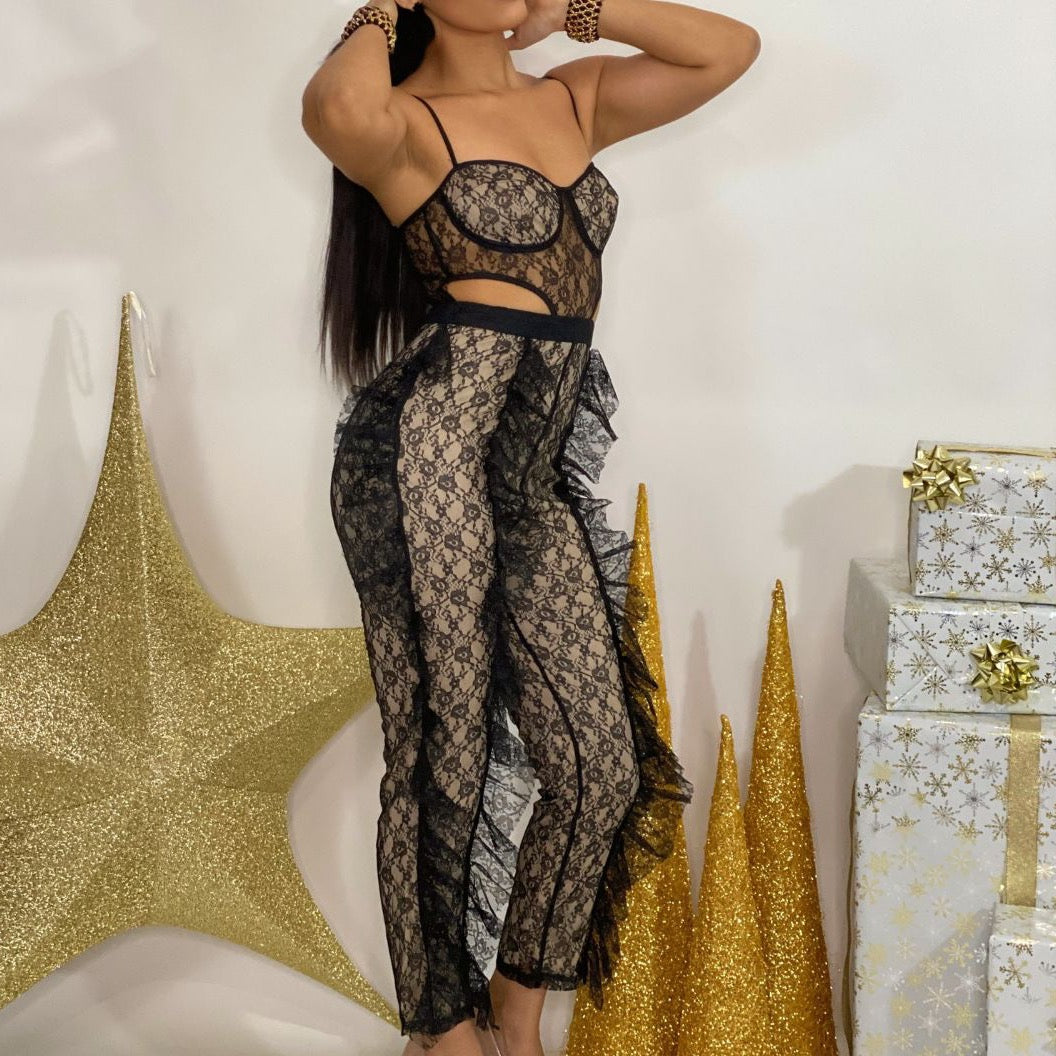 Enterizo de encaje
Jumpsuit elegante
Outfit de noche
Moda sensual
Enterizo con transparencias
Estilo glam
Moda premium
GV Boutique
Tendencia 2025
Mujeres con estilo