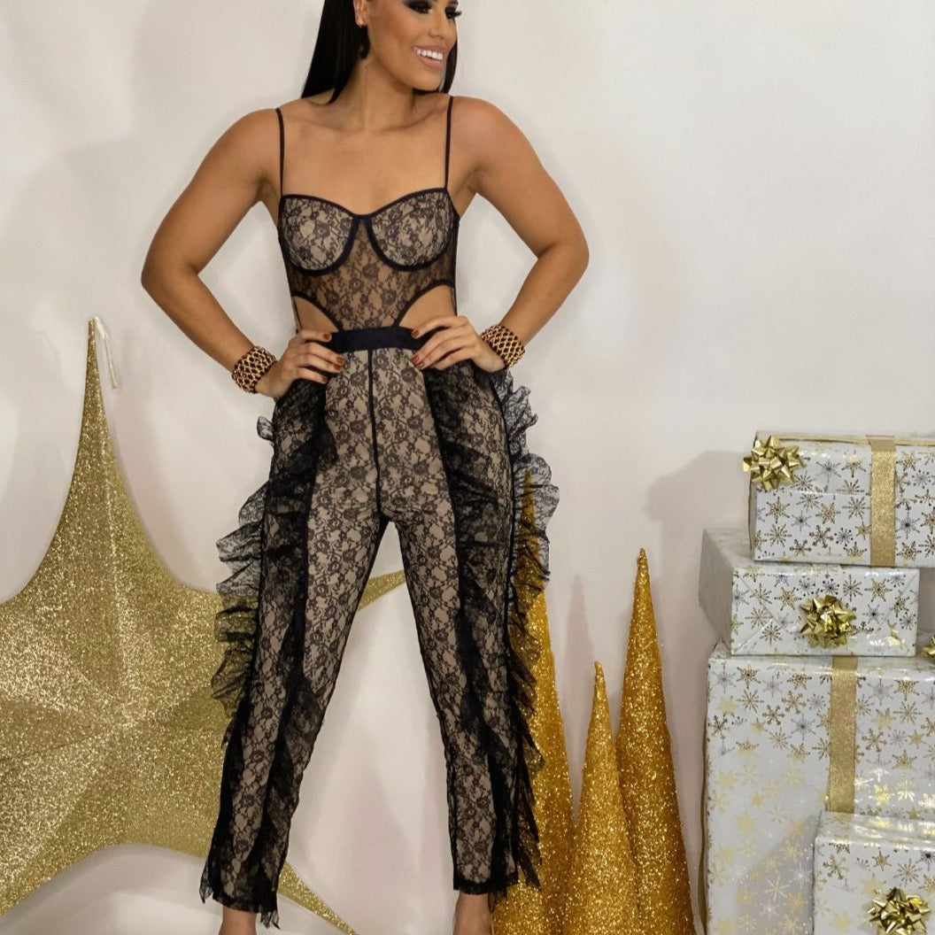 Enterizo de encaje
Jumpsuit elegante
Outfit de noche
Moda sensual
Enterizo con transparencias
Estilo glam
Moda premium
GV Boutique
Tendencia 2025
Mujeres con estilo