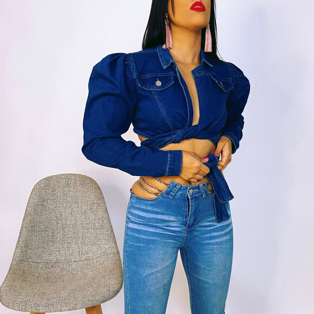 Jeans skinny mujer
Jeans con cadenas
Jeans cut-out
Jeans cintura alta
Denim moderno
Jeans ajustados chic
Moda urbana femenina
Jeans atrevidos
Outfit casual chic
GV Boutique