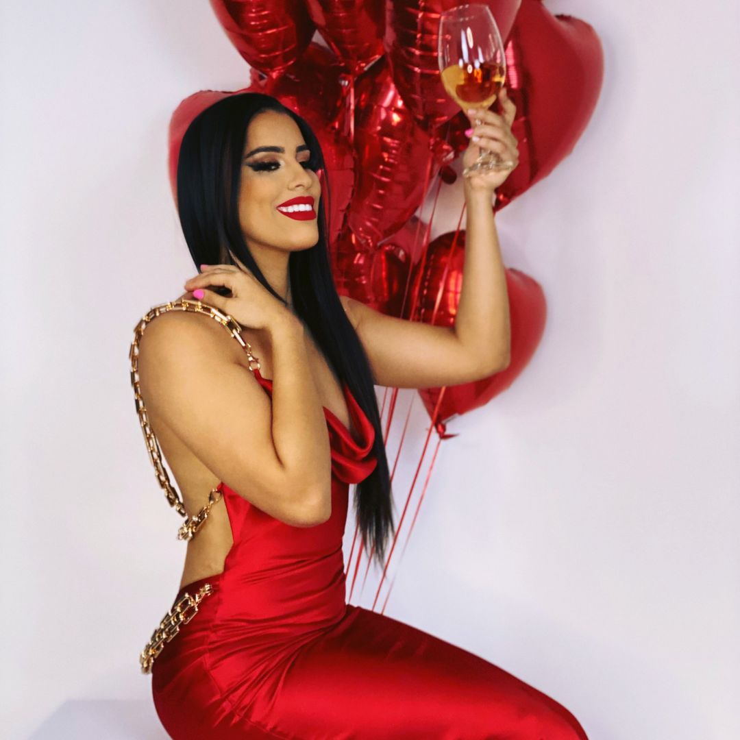 vestido largo rojo
vestido elegante mujer
vestido noche lujo
vestido con cadenas doradas
ropa boutique premium
vestido rojo sensual
vestido gala mujer
outfit cena ejecutiva
vestido fashion latina
moda femenina empoderada