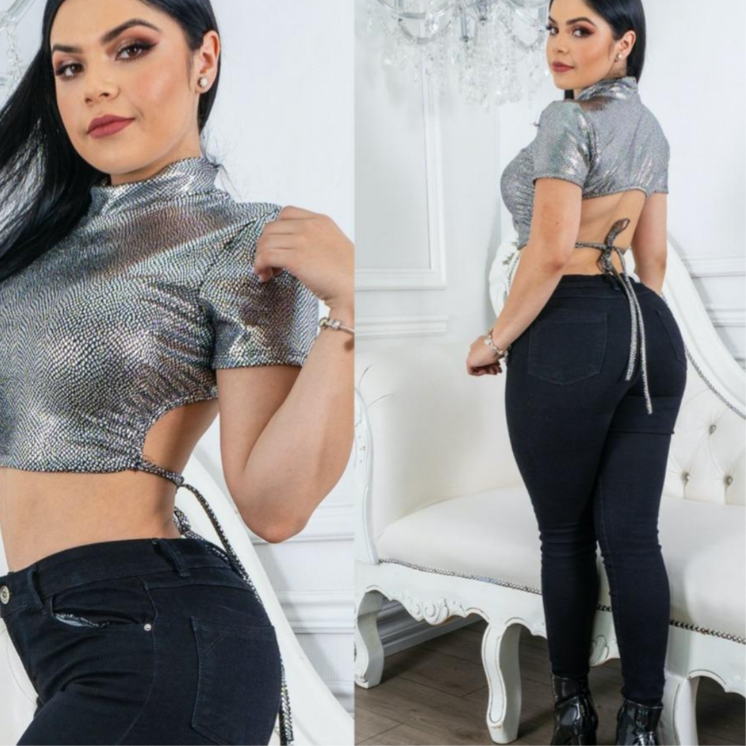 Top metálico
Top cuello alto
Top ajustado mujer
Moda elegante mujer
Top moderno fiesta
Top brillante plateado
Ropa chic premium
Outfits de noche mujer
GV Boutique tops
Ropa sofisticada mujer