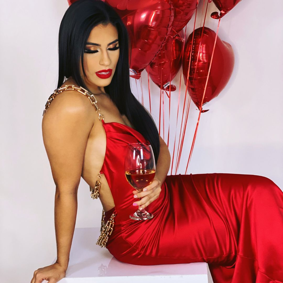 vestido largo rojo
vestido elegante mujer
vestido noche lujo
vestido con cadenas doradas
ropa boutique premium
vestido rojo sensual
vestido gala mujer
outfit cena ejecutiva
vestido fashion latina
moda femenina empoderada