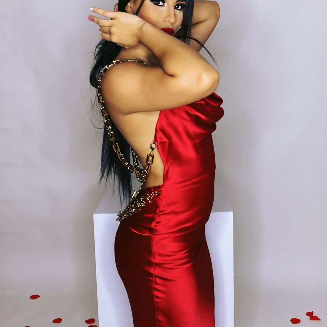 vestido largo rojo
vestido elegante mujer
vestido noche lujo
vestido con cadenas doradas
ropa boutique premium
vestido rojo sensual
vestido gala mujer
outfit cena ejecutiva
vestido fashion latina
moda femenina empoderada