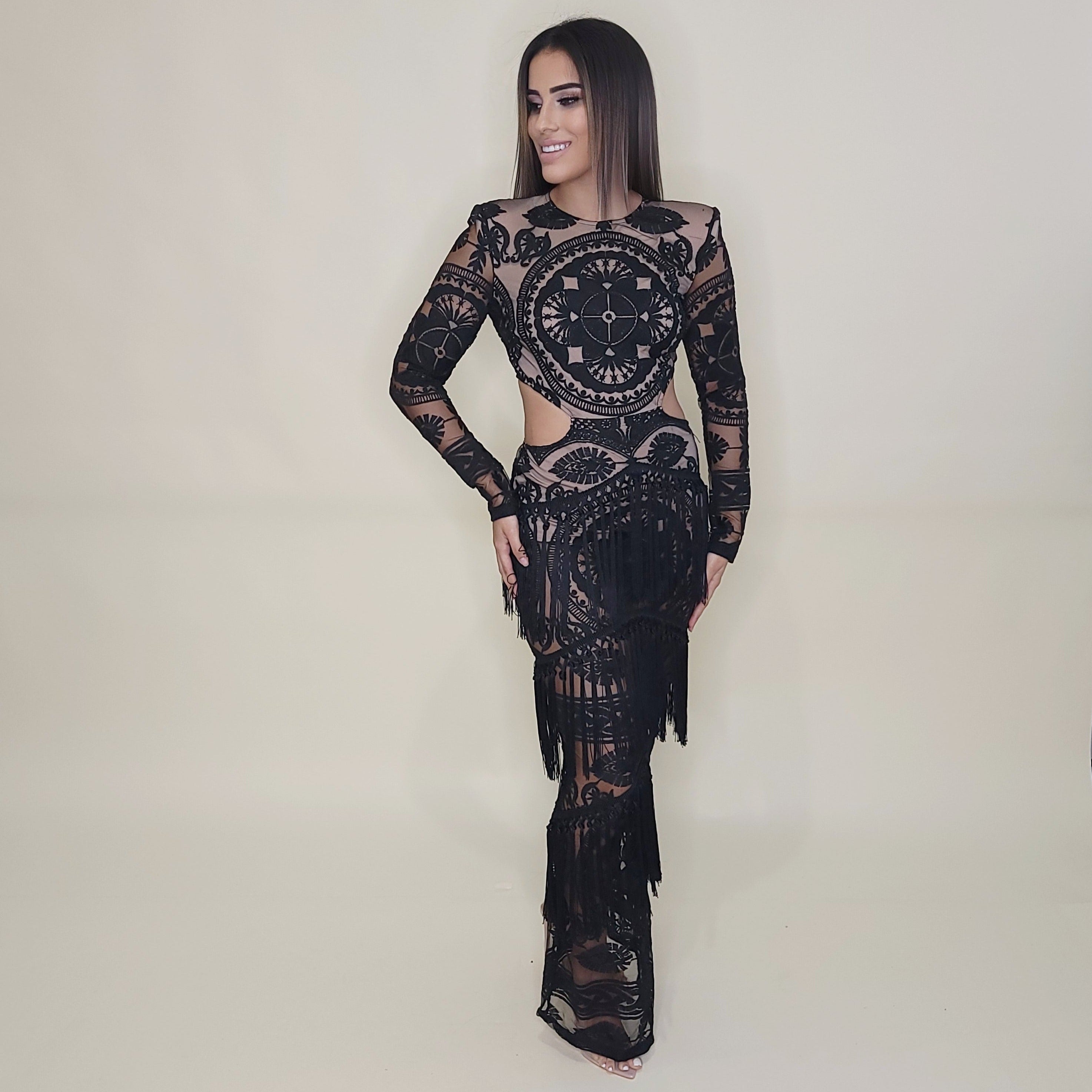 Vestido negro elegante
Vestido con transparencias
Vestido de encaje
Vestido con flecos
Moda premium
Outfit de noche
Vestido sofisticado
Tendencia 2025
GV Boutique
Mujeres con estilo