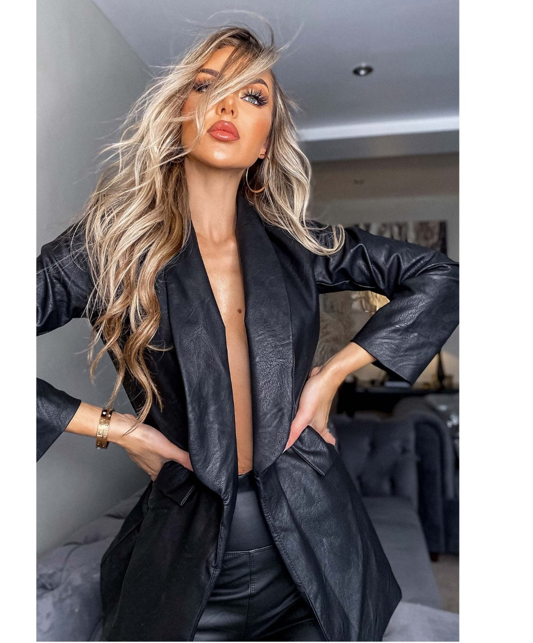 Blazer cuero sintético
Chaqueta negra mujer
Blazer largo moderno
Corte entallado
Blazer elegante
Look sofisticado
Chaqueta casual chic
Outerwear femenino
Estilo contemporáneo
GV Boutique